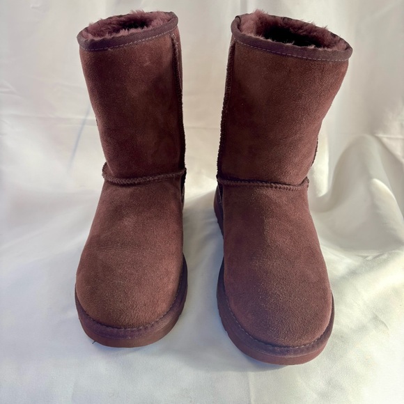 UGG Classic Short Port Wine Color Sheepskin Shearling Boots Size W7 - Picture 3 of 6